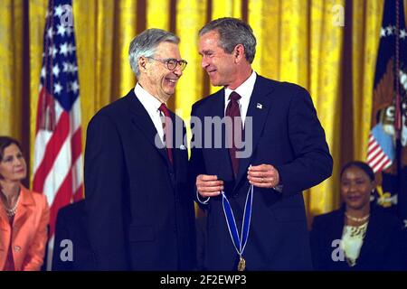 Le président George W. Bush remet le Prix de la Médaille présidentielle de la liberté à Fred Rogers. Banque D'Images