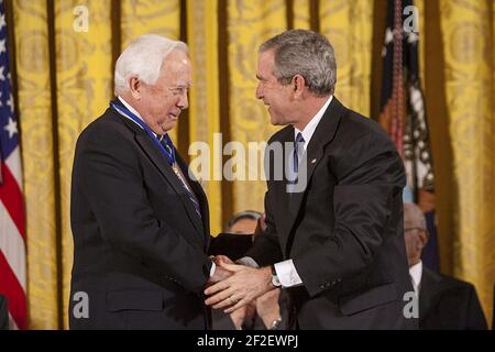 Le président George W. Bush remet à David McCullough la Médaille présidentielle de la liberté. Banque D'Images