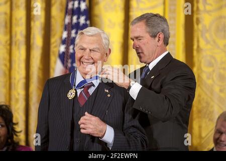 Le président George W. Bush remet la Médaille présidentielle de la liberté à l'acteur Andy Griffith. Banque D'Images