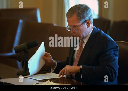 Le président George W. Bush passe en revue les notes en vue d'un discours radiophonique à la nation. Banque D'Images