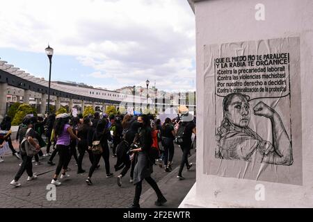 TOLUCA, MEXIQUE - 8 MARS : а Woman se joint à une manifestation contre la violence sexiste dans le cadre de la Journée internationale de la femme. Des centaines de femmes participent à des manifestations dans le monde entier pour demander justice aux victimes du féminicide et mettre fin à la violence contre les femmes lors de la commémoration de la Journée internationale de la femme . le 8 mars 2021 à Toluca, au Mexique. Crédit : Amaresh V. Narro/Eyepix Group/The photo Access Banque D'Images