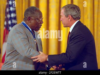 Le Président George W. Bush remet la Médaille présidentielle de la liberté à Hank Aaron. Banque D'Images