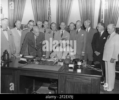 Le président Harry S. Truman signant la Loi sur la sécurité nationale Amendement de 1949. Banque D'Images