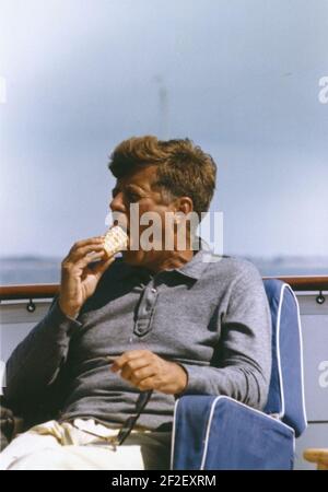 Le président John F. Kennedy mange de la glace à bord du ''Honey Fitz''. Banque D'Images