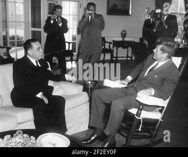 Le Président John F. Kennedy rencontre le Ministre des affaires étrangères du Venezuela, M. Marcos Falcón Briceño. Banque D'Images