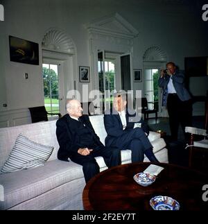 Le président John F. Kennedy avec Clement Attlee, 1er Earl Attlee, ancien premier ministre britannique et chef du Parti travailliste (04). Banque D'Images