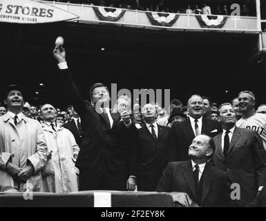 Le président John F. Kennedy lance le premier pas de la saison de baseball 1962. Banque D'Images