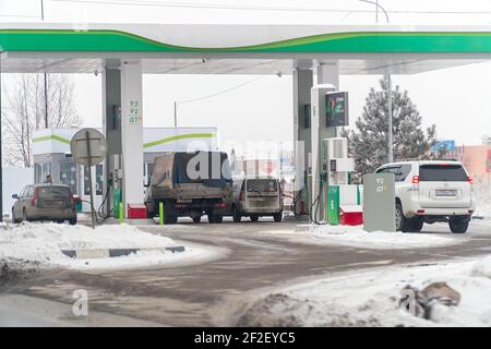 Chapaevsk, région de Samara, Russie - 22 décembre 2018 : les voitures de la station-service sont ravitaillées en carburant diesel et essence Banque D'Images