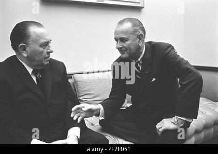 Le président Lyndon Baines Johnson et le maire Richard Daley de Chicago. Banque D'Images