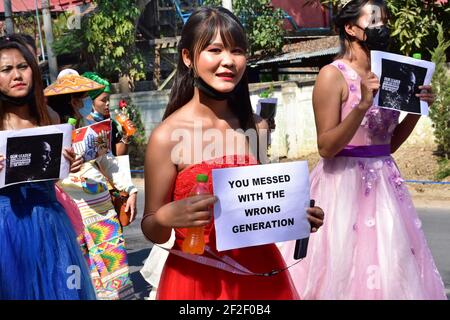 Myanmar. 12 février 2021. Les participants vêtues de robes de soirée prennent part à une manifestation, en tenant des panneaux indiquant « vous avez échoué avec la mauvaise génération ». Aussi choquante et froide que fut le coup d'État militaire au Myanmar début février, les manifestations qui ont débordé le pays peu de temps après ont été à l'origine colorées, créatives et imaginatives. (À dpa: 'De la robe de balle au bain de sang - la nouvelle génération du Myanmar défie la junta') Credit: Robert Bociaga/dpa/Alamy Live News Banque D'Images