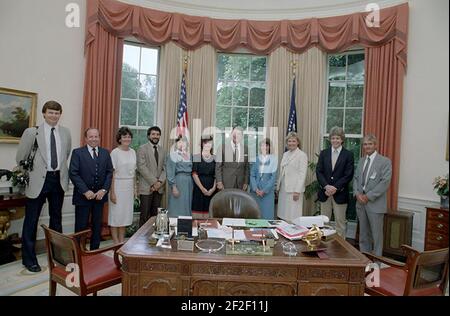 Président Reagan ayant une séance photo dans le bureau ovale avec le personnel du Bureau de photo de la Maison Blanche, y compris les photographes Shaddix, Fitz-Patrick, Fackelman, Souza, Evans, Et Kightlinger 1983-06-21. Banque D'Images