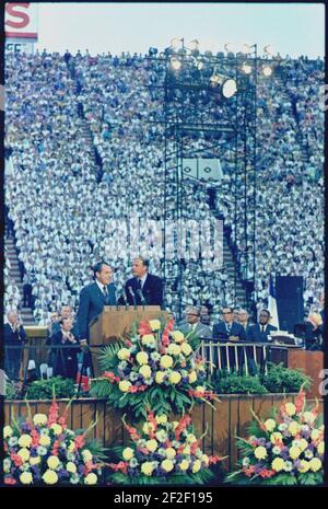 Le président Richard Nixon et le révérend Billy Graham au Podium lors de la « croisade pour le Christ » au stade Neyland à Knoxville, Tennessee. Banque D'Images