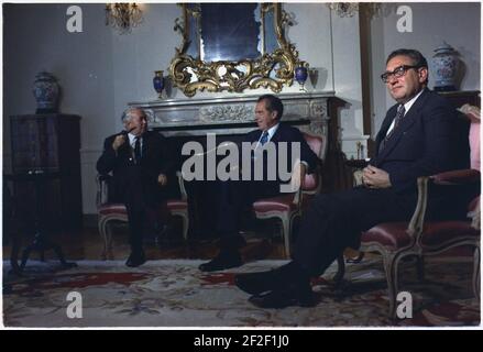 Le président Richard Nixon, le premier ministre britannique Harold P. Wilson et Henry Kissinger à la résidence de l'ambassade des États-Unis à Bruxelles, en Belgique. Banque D'Images