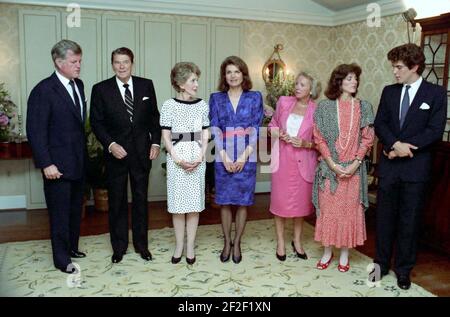 Le président Ronald Reagan et Nancy Reagan assistent à une réception de collecte de fonds pour la John F. Kennedy Library Foundation. Banque D'Images