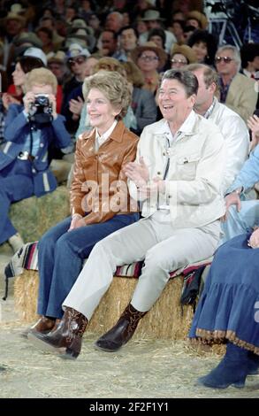 Le président Ronald Reagan et Nancy Reagan assistaient à l’événement spécial PBS pour la performance des jeunes artistes de Merle Haggard. Banque D'Images