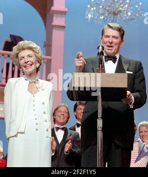 Le président Ronald Reagan et Nancy Reagan assistent au gala du Festival de théâtre de Ford à Washington DC (en culture). Banque D'Images