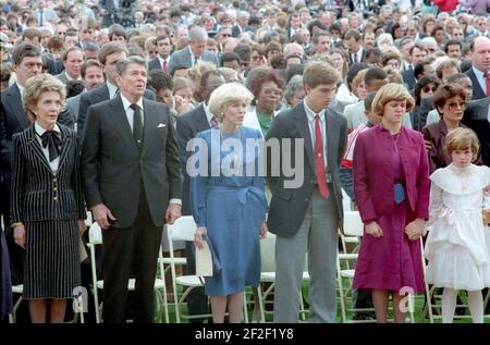 Le président Ronald Reagan et Nancy Reagan et les familles des « Challenger » victimes au service commémoratif de l'équipage de la navette spatiale à Houston, Texas. Banque D'Images