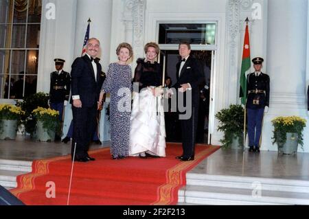 Le président Ronald Reagan et Nancy Reagan saluent le roi Hussein I et la reine Noor. Banque D'Images