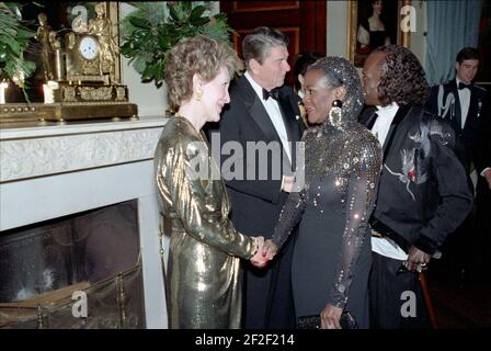 Le président Ronald Reagan et Nancy Reagan accueillent Miles Davis et Cicely Tyson. Banque D'Images