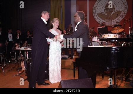 Le président Ronald Reagan et Nancy Reagan accueillent Ray Charles. Banque D'Images