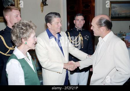 Le président Ronald Reagan et Nancy Reagan saluent Robert Duvall. Banque D'Images