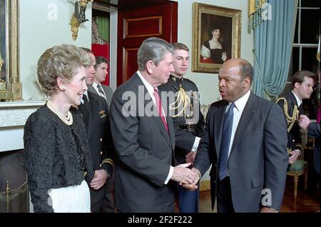 Le président Ronald Reagan et Nancy Reagan saluent John Lewis. Banque D'Images