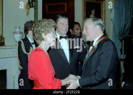 Le président Ronald Reagan et Nancy Reagan saluent Gene Kelly. Banque D'Images