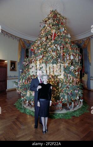 Le président Ronald Reagan et Nancy Reagan posant pour des photos avec l'arbre de Noël de la Maison Blanche dans la salle bleue. Banque D'Images