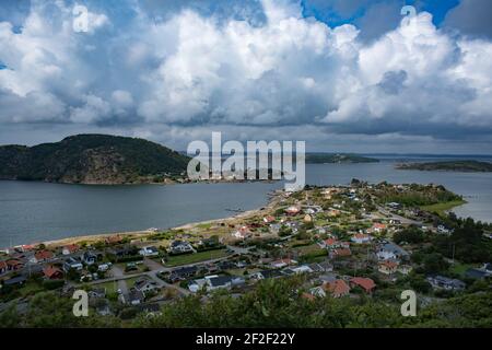 Magnifique paysage scandinave et zones urbaines parmi les îles Banque D'Images