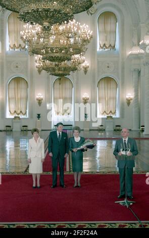 Les présidents Ronald Reagan et Nancy Reagan reçoivent une salutation officielle au Palais du Grand Kremlin de Mikhaïl Gorbatchev et Raisa Gorbatchev. Banque D'Images