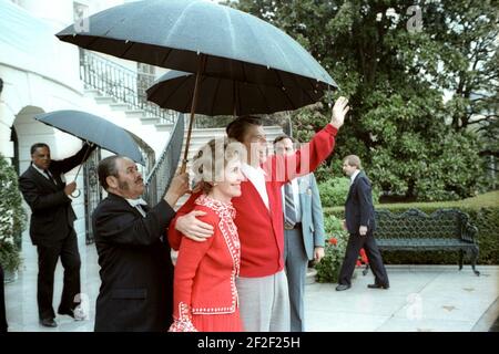 Le président Ronald Reagan et Nancy Reagan reviennent de l'hôpital George Washington à la Maison Blanche. Banque D'Images