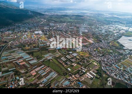 vue aérienne des parcelles agricoles de terre en culture dans une ville agricole. Mengzi, province du Yunnan, Chine Banque D'Images