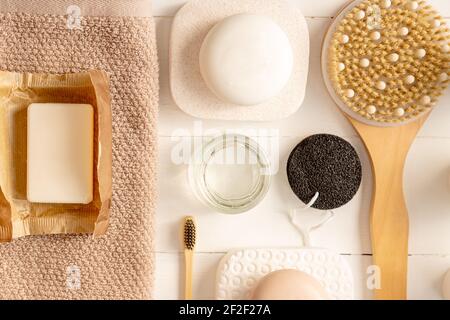 Composition Flat Lay avec accessoires de bain et de soin de la peau sur fond blanc. Banque D'Images
