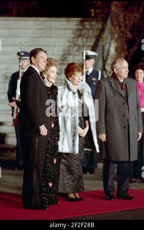 Le président Ronald Reagan et Nancy Reagan avec Mikhail et Raisa Gorbatchev lors du dîner d'État à la Maison Blanche. Banque D'Images