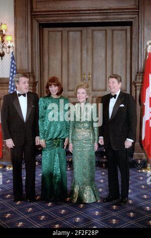 Le président Ronald Reagan et Nancy Reagan avec le premier ministre Brian Mulroney et son épouse Mila au Québec, au Canada. Banque D'Images