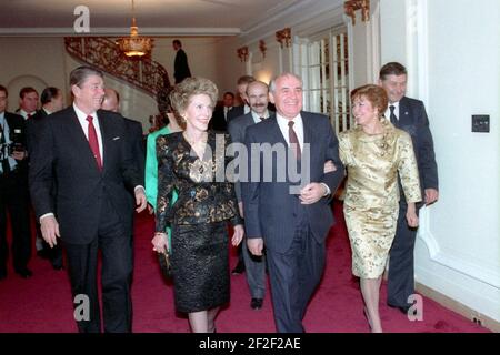 Le président Ronald Reagan et Nancy Reagan avec le secrétaire général soviétique Mikhaïl Gorbatchev et Raisa Gorbatchev. Banque D'Images