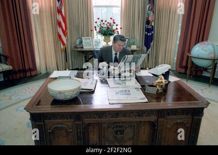 Le président Ronald Reagan déjeune à son bureau dans le bureau ovale. Banque D'Images