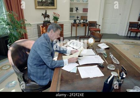 Le président Ronald Reagan dans le Bureau ovale travaille sur un prochain discours à la nation. Banque D'Images