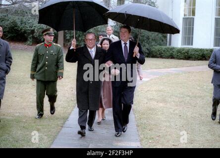 Le président Ronald Reagan marche avec le premier ministre Zhao Ziyang de la République populaire de Chine lors de sa visite à la Maison Blanche. Banque D'Images