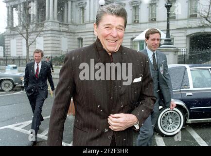 Le président Ronald Reagan est revenu à la Maison-Blanche pendant qu'il neige. Banque D'Images