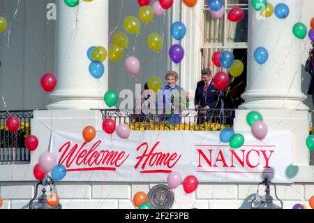 Le président Ronald Reagan avec Nancy Reagan de retour à la Maison Blanche. Banque D'Images