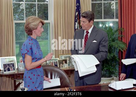 Le président Ronald Reagan travaille dans le Bureau ovale avec Pamela Turner. Banque D'Images