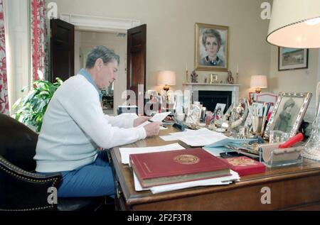 Le président Ronald Reagan s'est occupé du discours sur l'état de l'Union dans le bureau de résidence. Banque D'Images