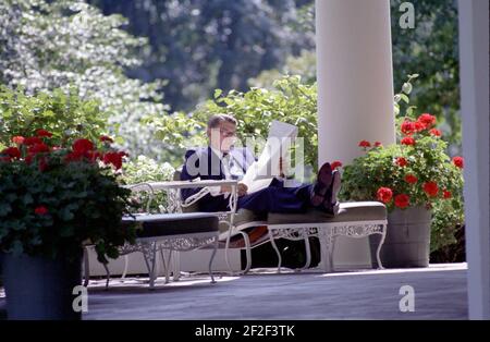 Le président Ronald Reagan travaillant seul sur la colonnade devant le Bureau ovale. Banque D'Images