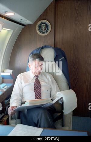 Le président Ronald Reagan travaillant dans sa salle d'état lors d'un voyage en France. Banque D'Images