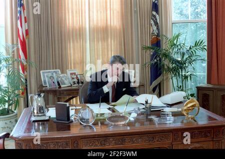 Le président Ronald Reagan travaillant sur l'état de l'Union adresse à son bureau ovale. Banque D'Images