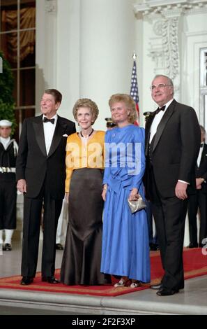 Le président Ronald Reagan, Helmut Kohl, Nancy Reagan et Hannelore Kohl. Banque D'Images