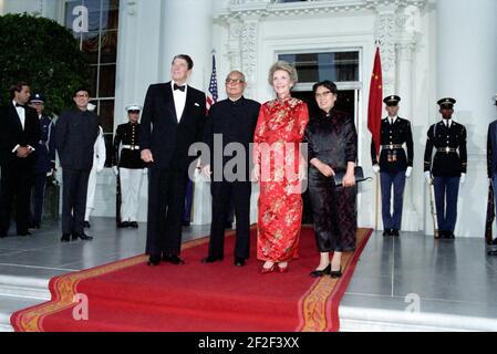 Le président Ronald Reagan, Li Xiannian, Nancy Reagan et Lin Jiamei. Banque D'Images