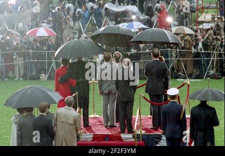 Le président Ronald Reagan, Mikhaïl Gorbatchev, Nancy Reagan, Raisa Gorbatchev et Pavel Palazchenko assistent à la cérémonie de départ sur la pelouse du Sud. Banque D'Images