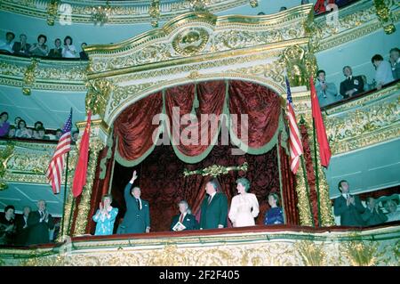 Le président Ronald Reagan, Nancy Reagan, Mikhaïl Gorbatchev et Raisa Gorbatchev au Théâtre du Ballet Bolchoï à Moscou. Banque D'Images